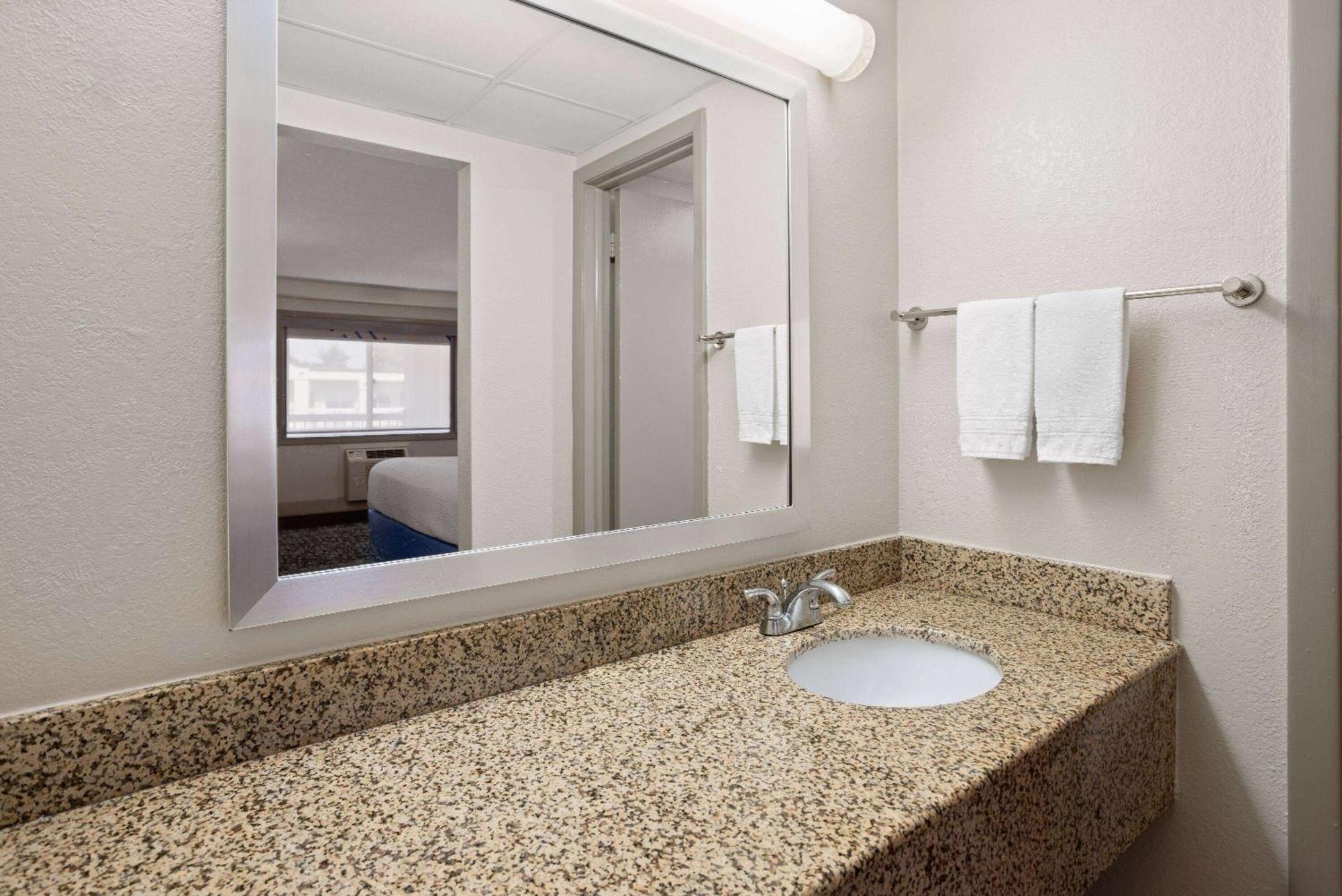 Days Inn By Wyndham Tonawanda/Buffalo Exterior photo